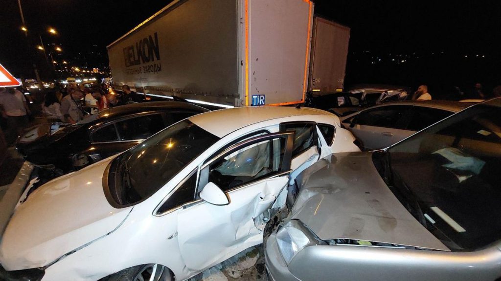 Feci kaza: 23 araç birbirine girdi, 18 kişi yaralandı