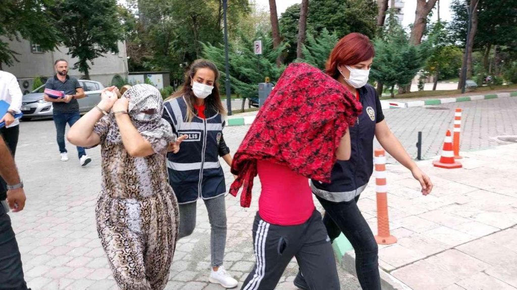 Hırsızlık zanlısı bayan, gazetecilere terlik attı