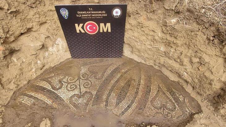 İzmir’de kaçak kazı yapan kişinin tarlasında 2 bin yıllık mozaik bulundu