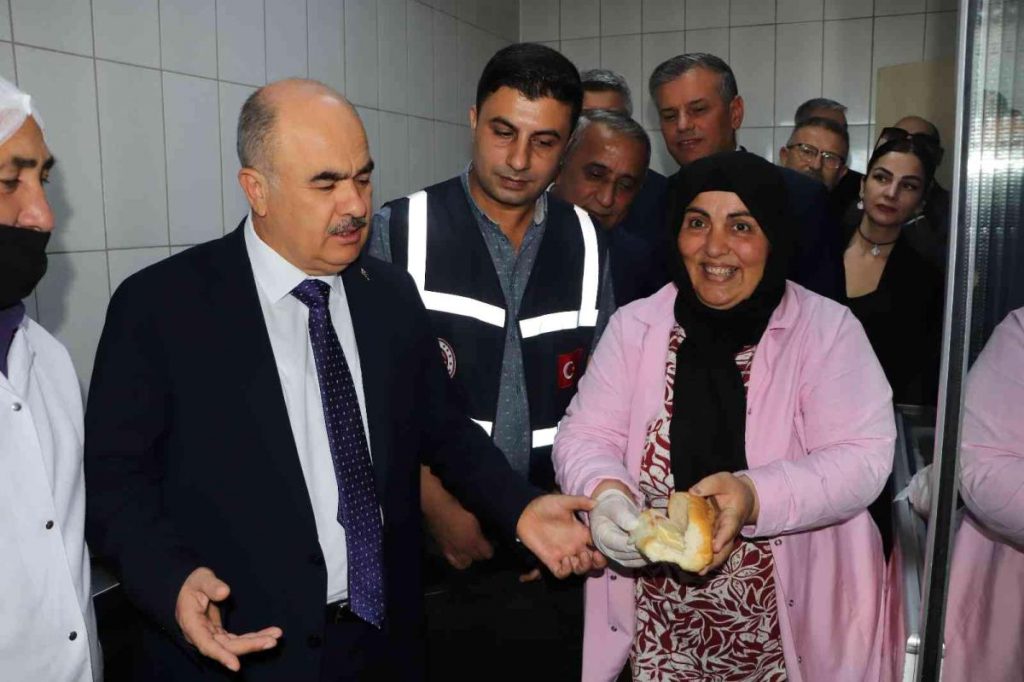 Kantin kontrolüne katılan Vali Dağlı’dan kantinciye ihtar: “Sen kendi çocuğuna bu kadar az mı veriyorsun”