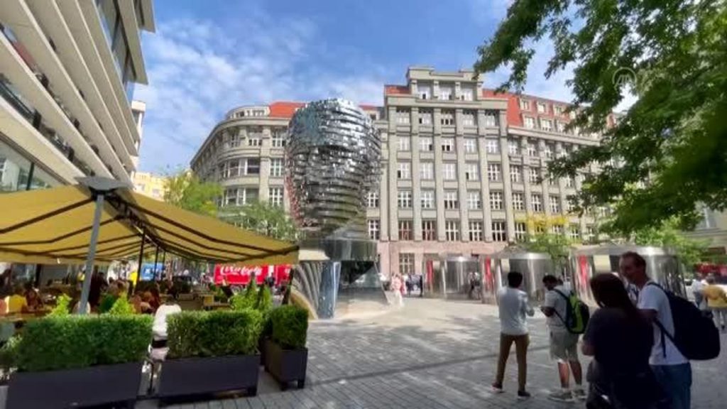 Müellif Franz Kafka’nın kinetik heykeli farklı yapısıyla turistlerin ilgisini çekiyor