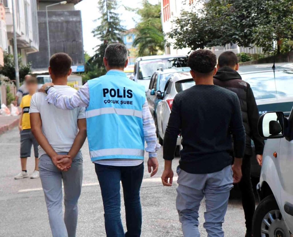 Polis, okul etraflarında kuş uçurtmuyor