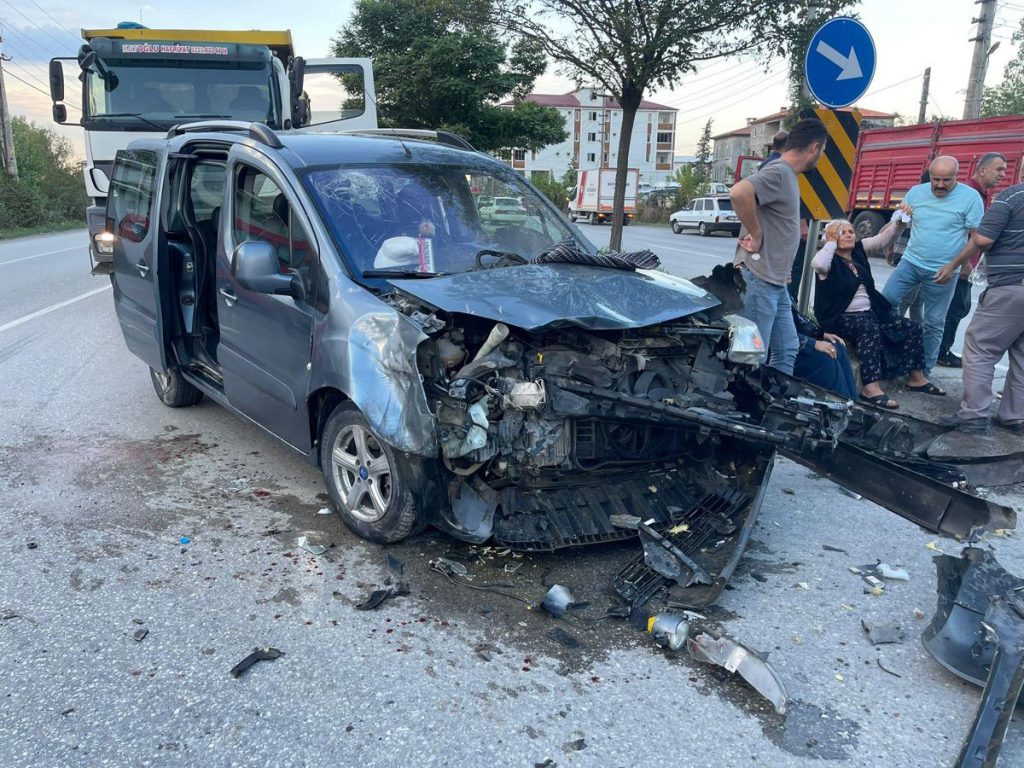 Samsun gündem haberleri | Samsun’da kamyonla çarpışan hafif ticari araçtaki 4 kişi yaralandı