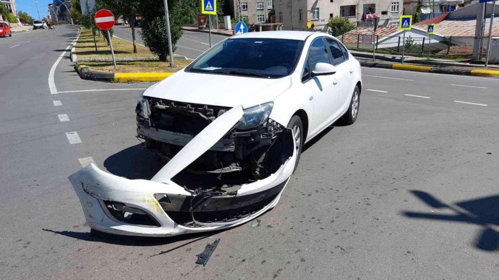 Samsun haberi… Samsun’da araba ticari taksiyle çarpıştı: 1 yaralı