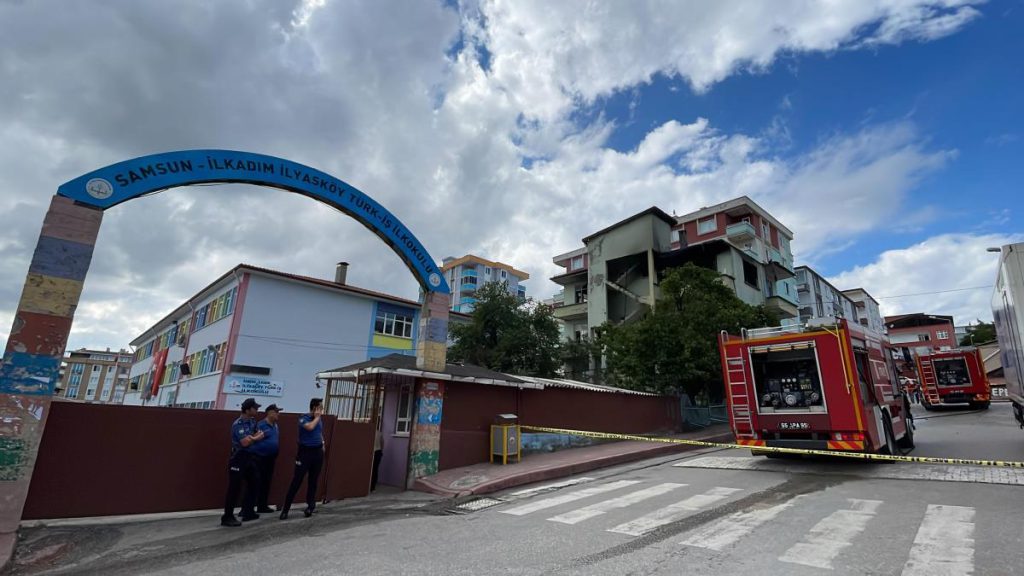 Son dakika haber… Samsun’da ilkokulun yanındaki metruk lojmanda çıkan yangın söndürüldü