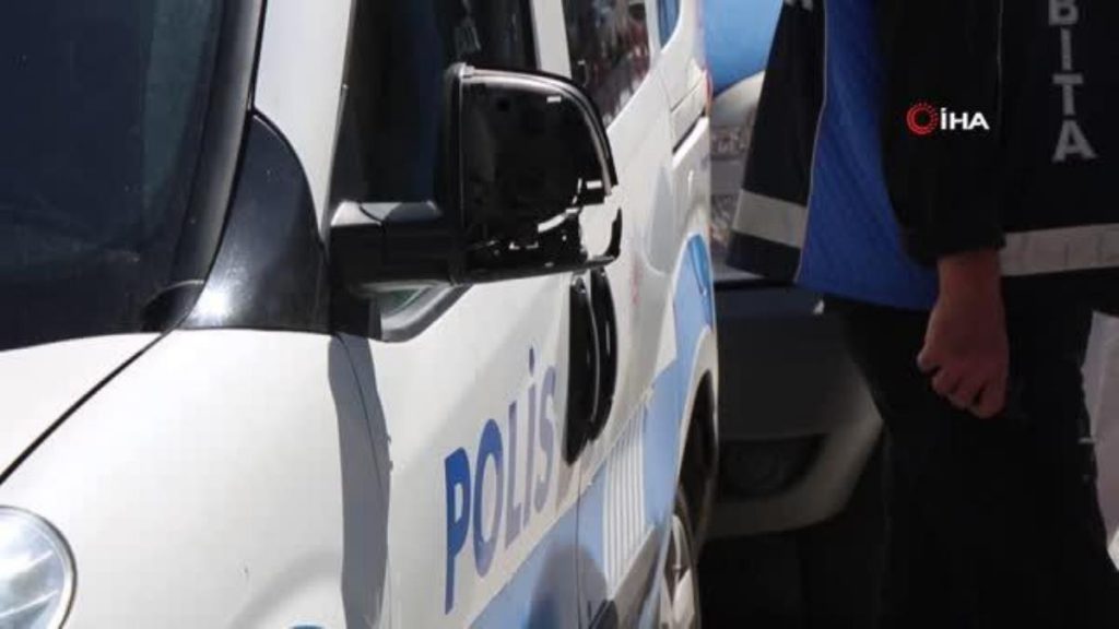 Son dakika haberi | Hafif ticari araç, polis ve zabıta araçlarına çarptı