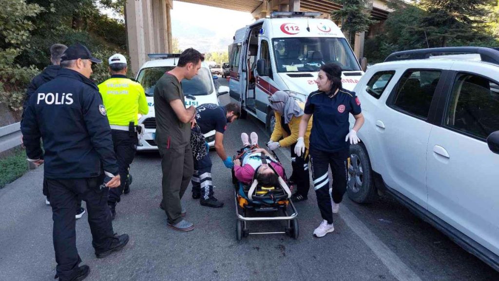 Son dakika haberi | Sıhhat çalışanlarının bulunduğu araba kamyonla çarpıştı: 2’si hemşire 3 yaralı