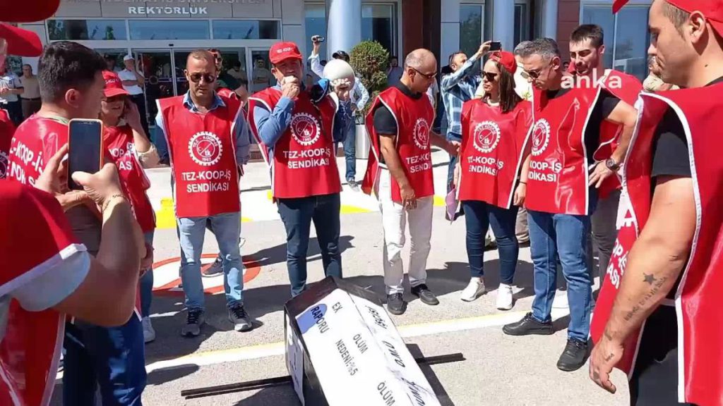 Tez-Koop-İş Sendikası’ndan Omü Rektörlüğü Önünde Tabutlu Protesto