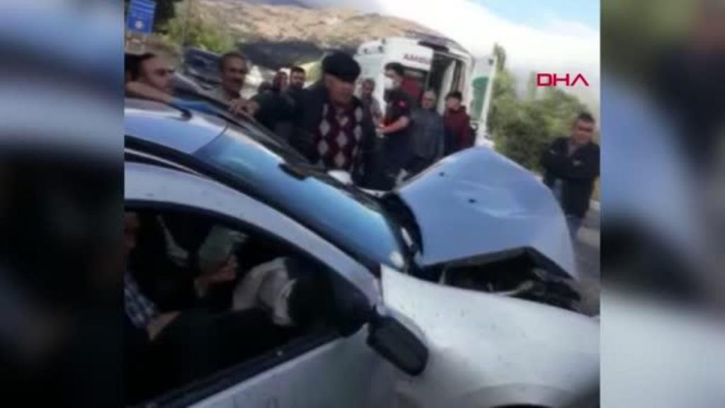 TOKAT’TA İKİ ARABA ÇARPIŞTI 4 YARALI