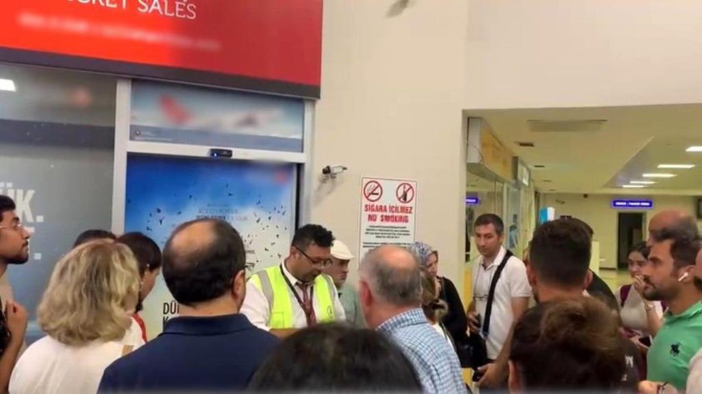 Uçak 12 st rötar yaptı, yolcular mağdur oldu