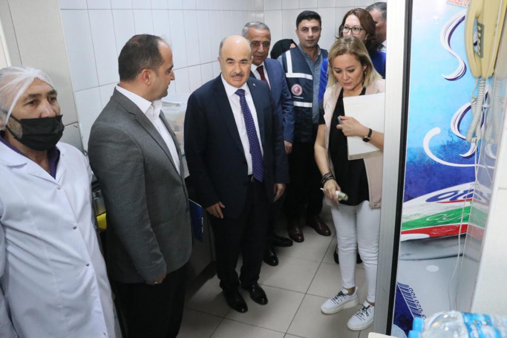 Vali kantin kontrolünde tostun fiyatını yüksek içindeki peynir dilimlerini de ince buldu