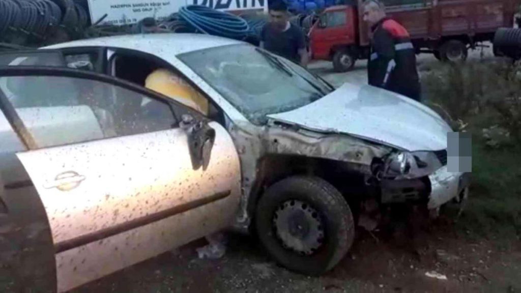 Yoldan çıkan araba park halindeki kamyona çarptı: 1 yaralı