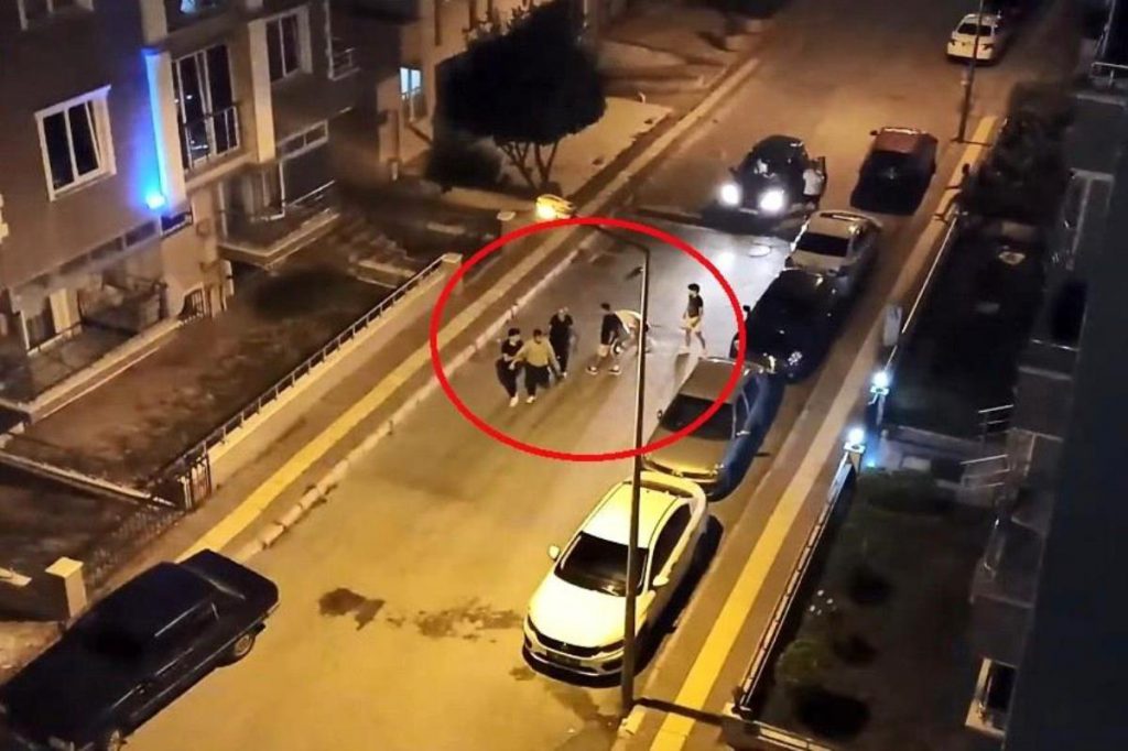 Yolunu kestikleri genci sokak ortasında darp ettiler