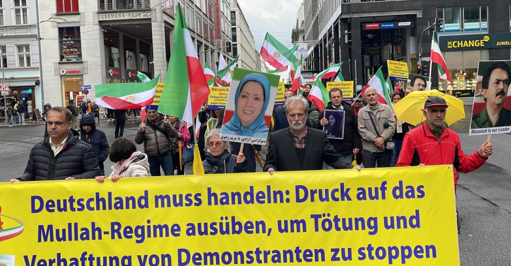 Almanya’nın çeşitli kentlerinde İran’daki protestolara takviye şovları yapıldı