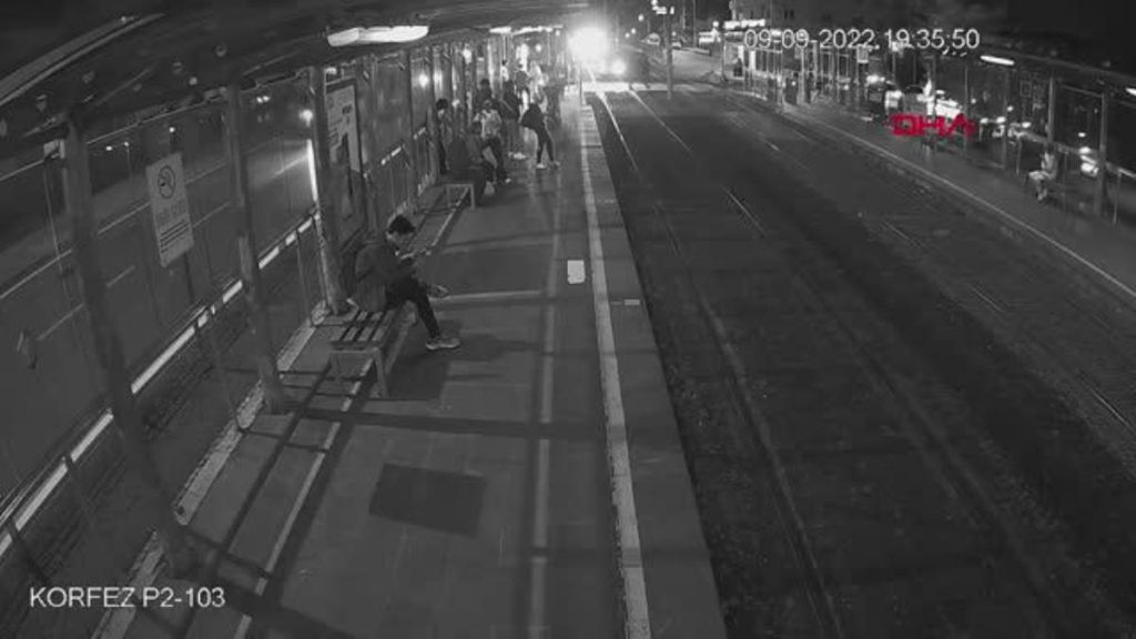 Arabasıyla tramvay yoluna girdi; o anlar kamerada