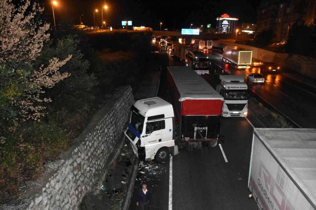 Kastamonu 3. sayfa haberi: Tosya’da 6 tırın karıştığı zincirleme kaza: 1 yaralı