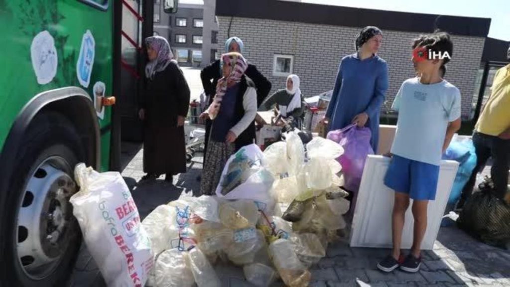 Konut atıklarını getiren harçlığını alıp gidiyor