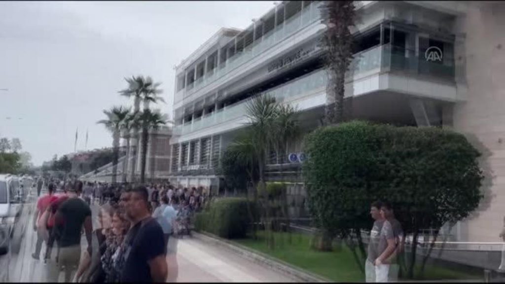 Müsaadesiz şov yürüyüşü yapan 13 kişi koruma altına alındı