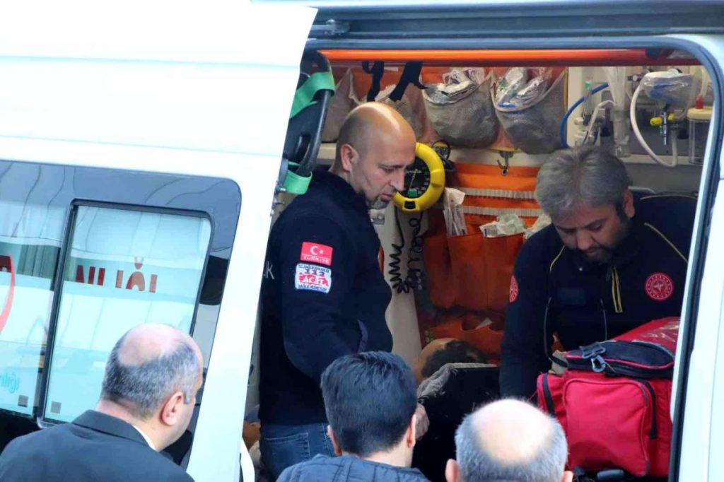 Son dakika 3. sayfa: Giysi kolisi keserken bileğini kesen personel hastanelik oldu