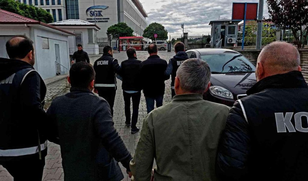 Son dakika haberleri… Kaçak tütün mamulleri operasyonundan 5 kişi adliye sevk edildi