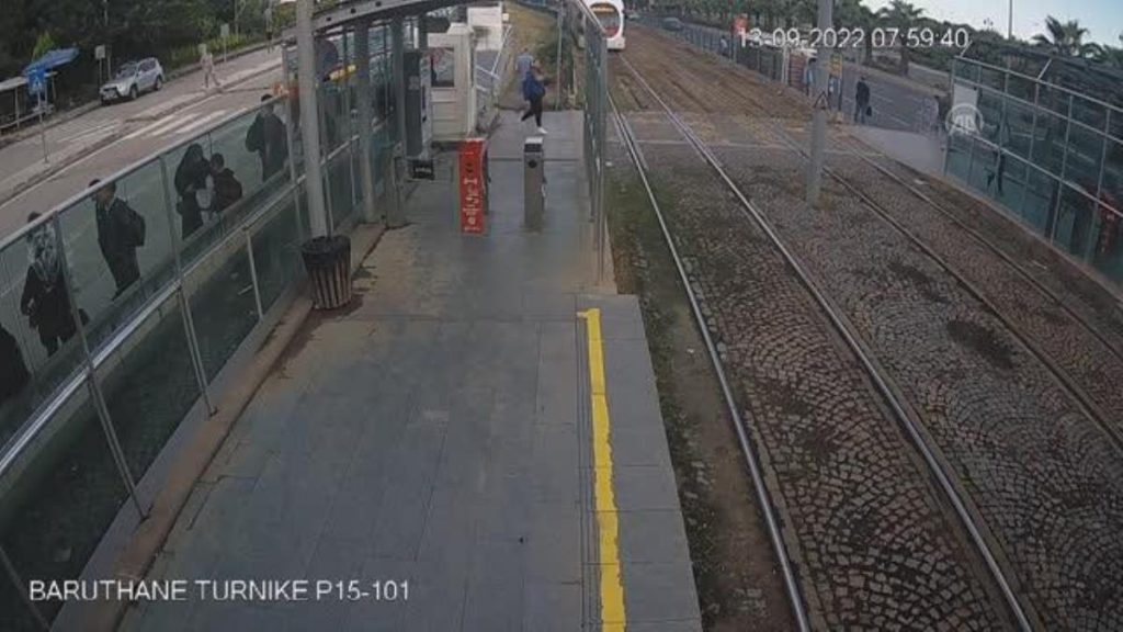 Son dakika haberleri | Tramvayın hafif biçimde çarptığı genç kız kazadan yara almadan kurtuldu