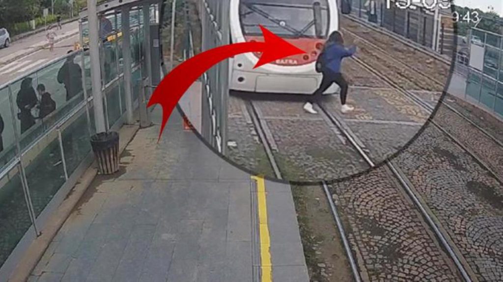 Vatmanın yaptığı ani fren, genç kızın hayatını kurtardı! O anlar kamerada