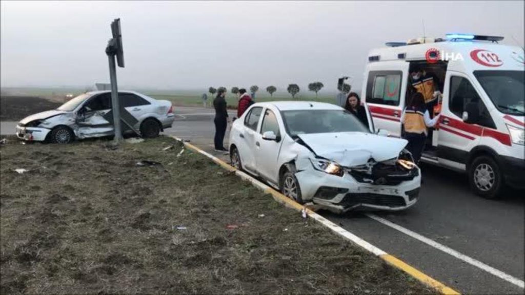 Arabalar kavşakta çarpıştı: 2 yaralı