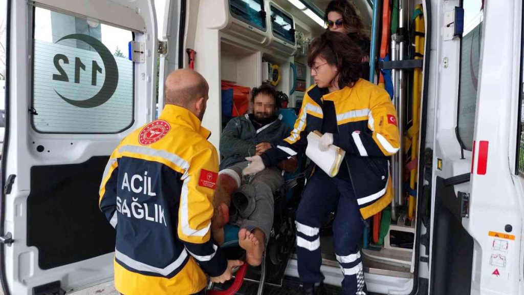 Polis memuru kendini bıçaklayan şahsı vurdu