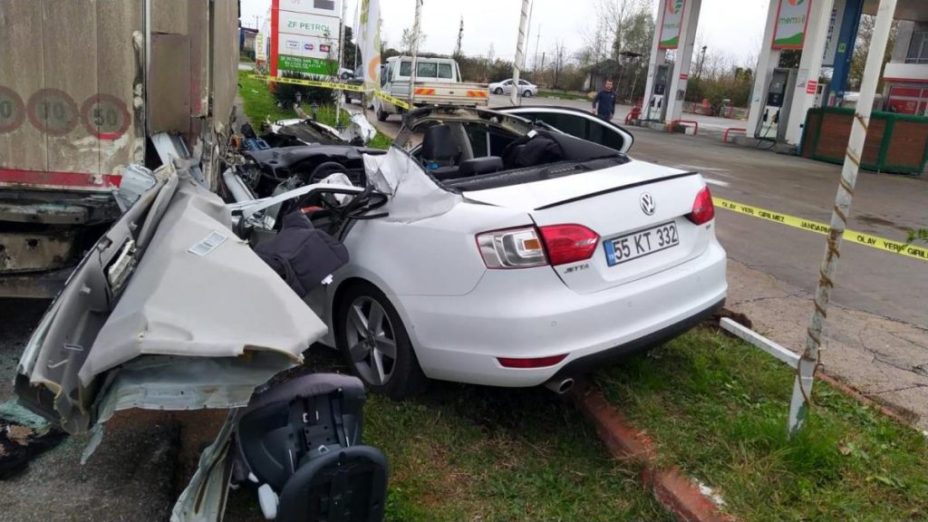 Samsun’da araba tır ile çarpıştı: 1 meyyit, 2 yaralı