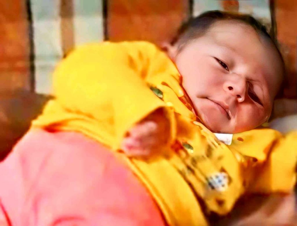 Üzerine çaydanlık devrilen bebek hayatını kaybetti