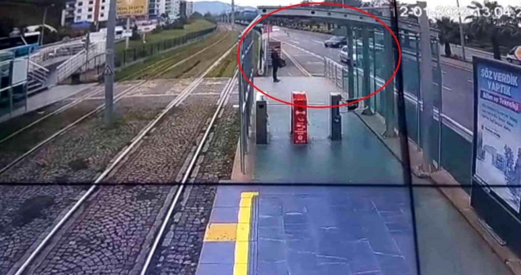 Arabanın tramvay istasyonuna çarpma anı kamerada