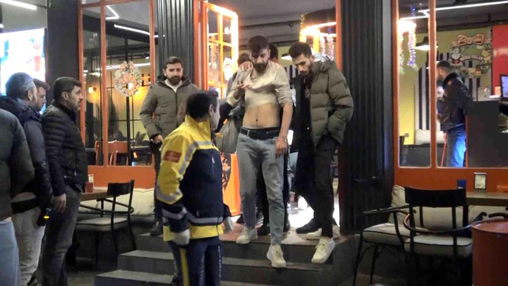 İki küme ortasında çıkan hengameyi ayırmaya çalışırken sırtından bıçaklandı