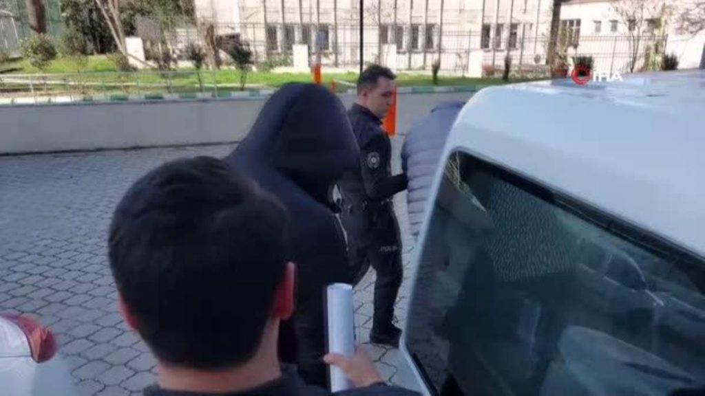 Kamyonetin art kapısını çalıp satmaya çalışan 2 kişi tutuklandı