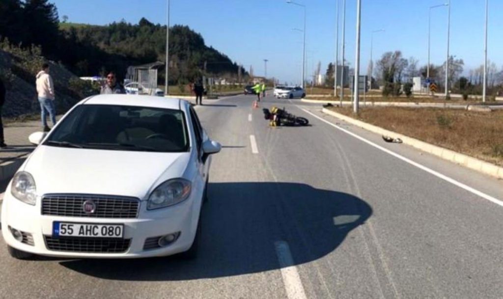 Motosiklet arabaya çarptı: 2 yaralı