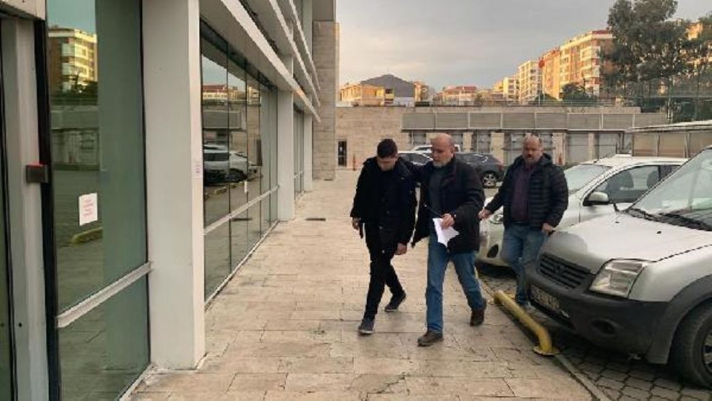 Okula kardeşlerini görmeye gelen annesini öldüren liseli ve babası adliyede (2)- Tekrar