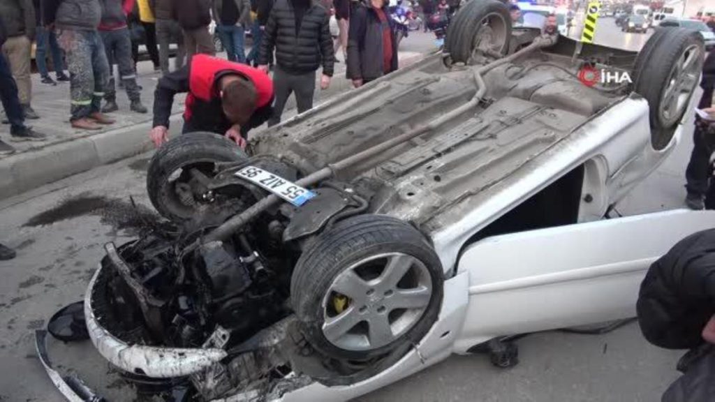 Samsun’da direksiyon hakimiyetini kaybeden şoför yan yola daldı