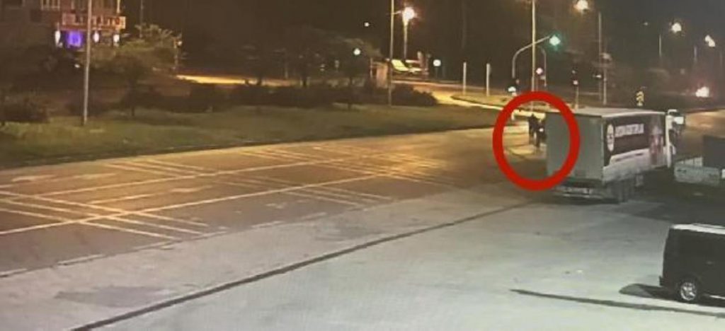 Yolda arızalanan arabaya cip çarptı; baba ile oğlu öldü (2)