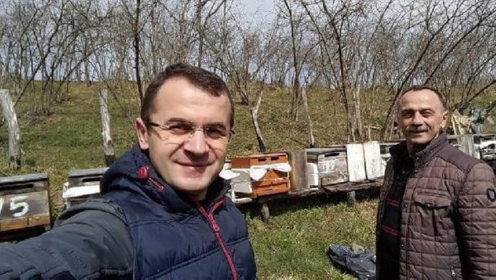 YOLDA ARIZALANAN ARABAYA CİP ÇARPTI; BABA İLE OĞLU ÖLDÜ O ANLAR KAMERADA