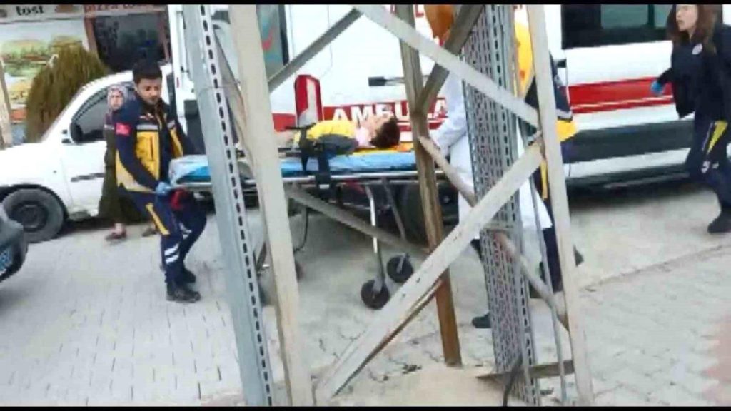 Araba okul önünde öğrencilere çarptı: 1’i ağır 2 yaralı