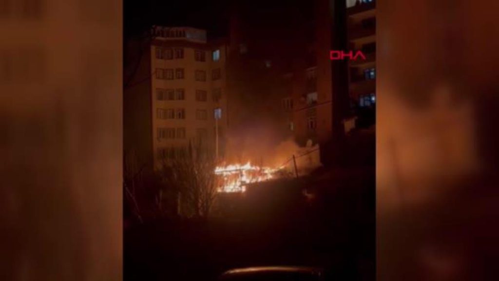 KAĞITHANE’DE GECEKONDU ALEV ALEV YANDI