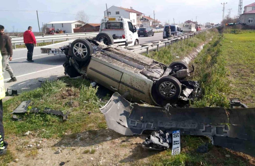 Lastiği patlayan araba takla attı: 2 yaralı