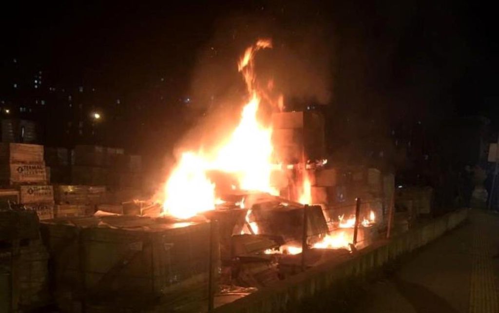 Samsun’da inşt materyali satan işyerinde yangın çıktı
