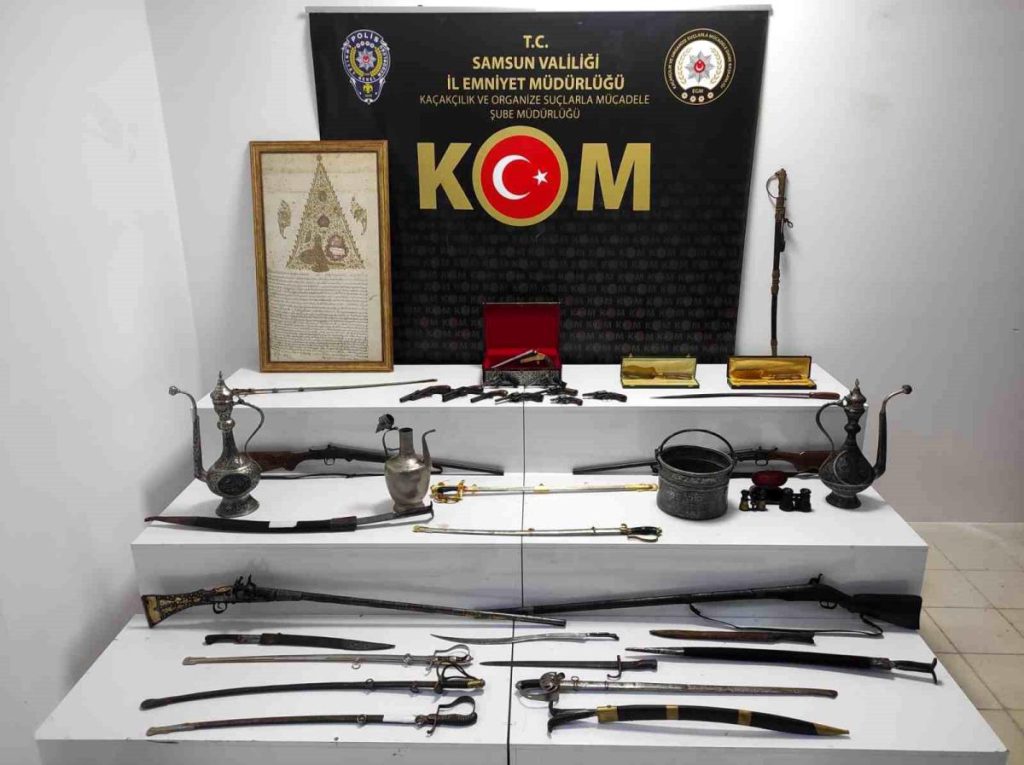 Samsun’da tarihi eser olduğu bedellendirilen 16 kılıç ve 10 tabanca ele geçirildi