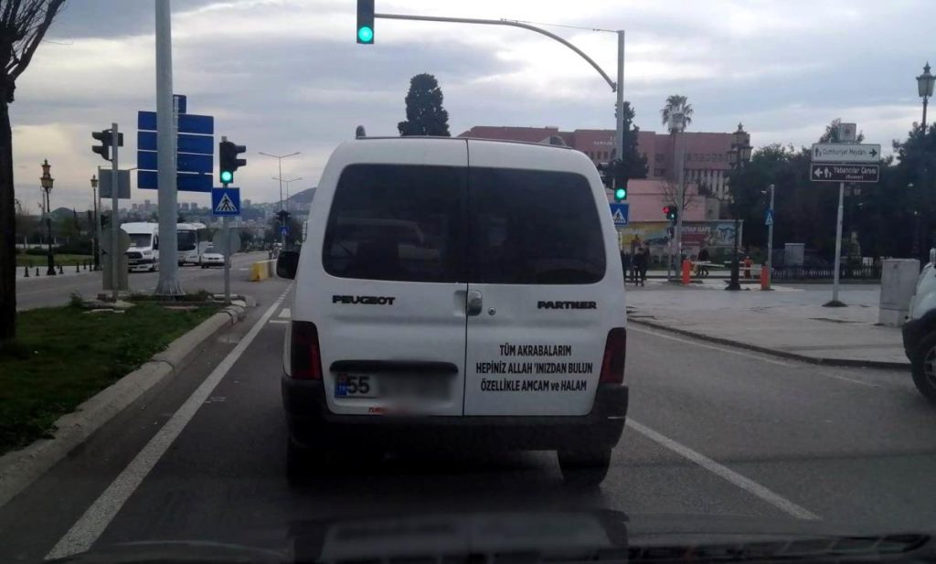 Akrabalarına olan öfkesini, otomobilin gerisine yazdı! İki şahsa başka bir vurgu var
