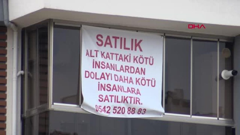 GÜRÜLTÜ YAPAN KOMŞULARINA KIZDI, ‘DAHA MAKUS İNSANLARA SATILIKTIR’ YAZISI ASIP KONUTUNU SATIŞA ÇIKARDI