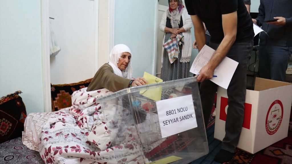 Adıyaman’da oy kullanmaya gidemeyenler için seyyar sandık kullanıldı