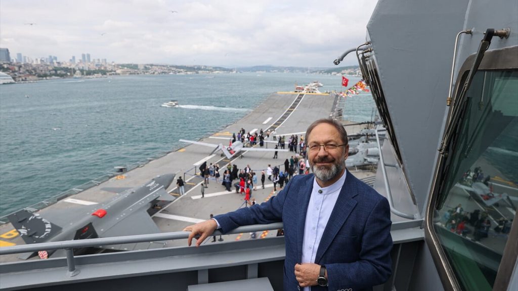 Ali Erbaş TCG Anadolu’yu ziyaret etti
