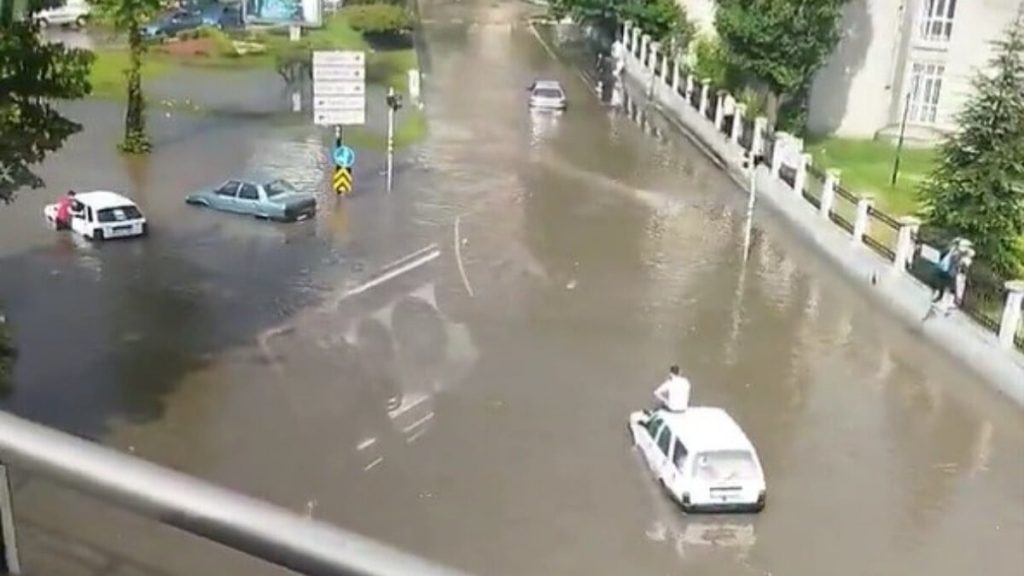 Ankara’da sağanak yağış etkisini gösterdi
