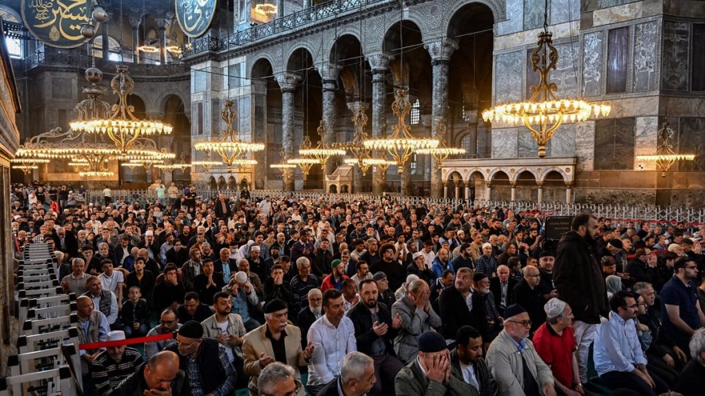 Ayasofya’da İstanbul’un fethi için mevlit okundu