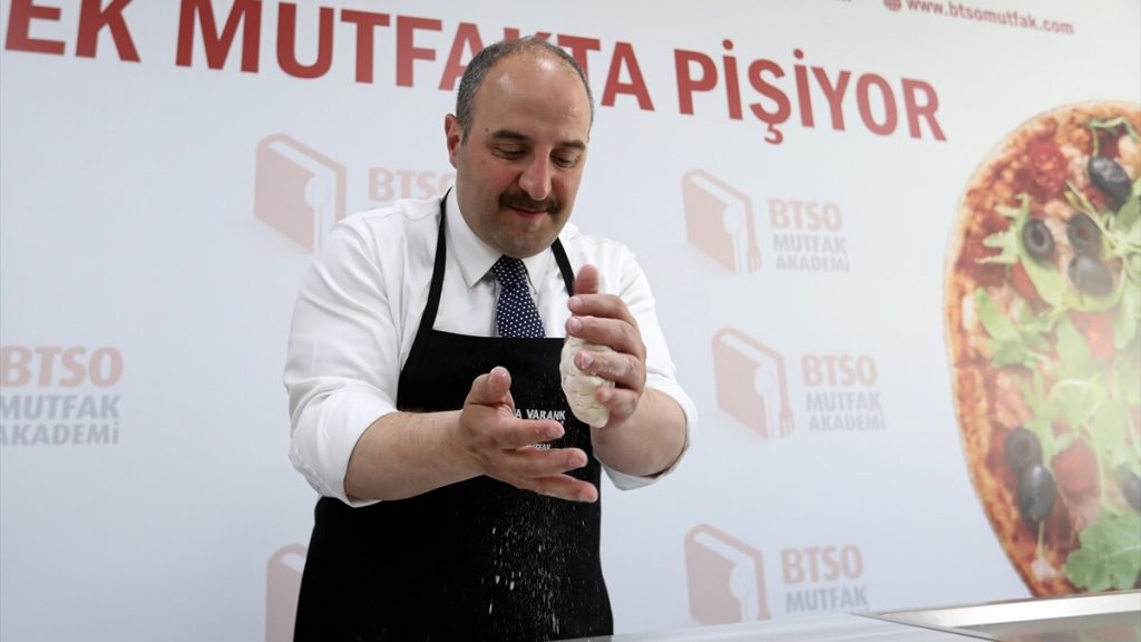 Bakan Mustafa Varank Bursa’da cantık pidesi ve süt helvası yaptı